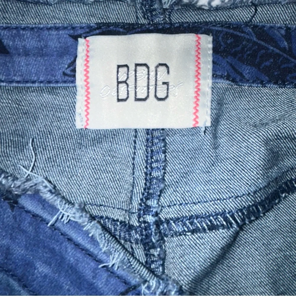 BDG Printed‎ Ruched Dipped V-Front Flare Jean size 28 - Picture 7 of 9